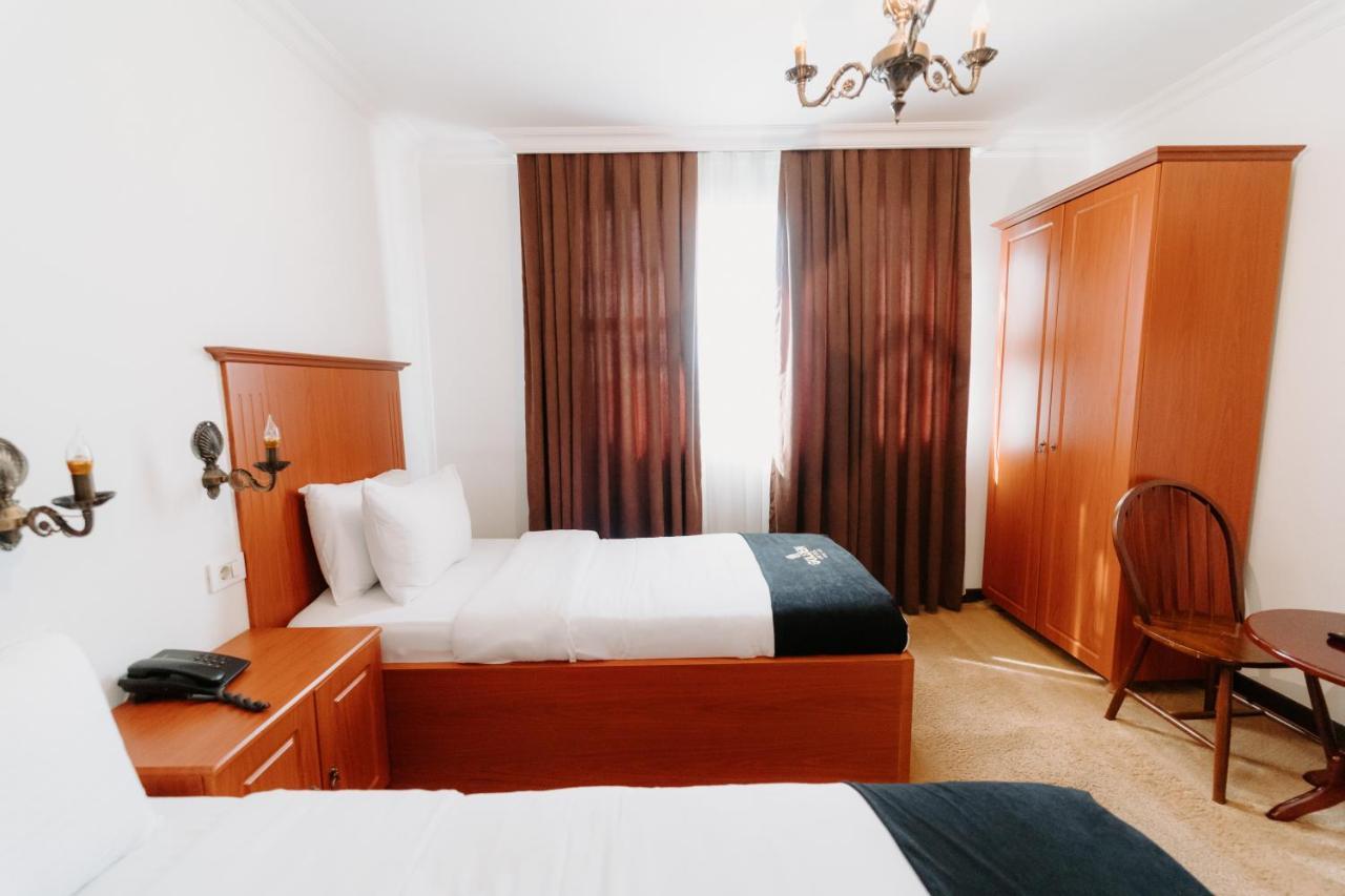 Golden Hotel Pristina Exterior photo
